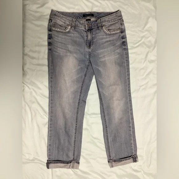 White House Black Market Blanc Light Wash Capri Jeans Size 4 - Picture 1 of 11